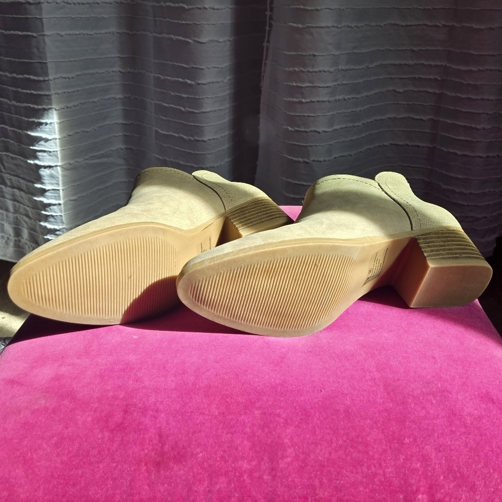 3/$10 Maurices Cream Ankle Boots Barely Worn - Picture 3 of 4